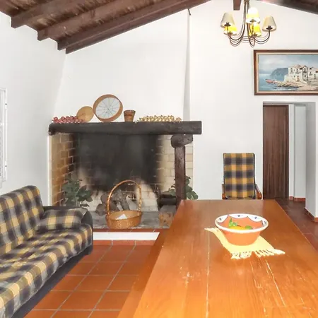 Hébergement de vacances Charming House In With Shared Pool Pataias