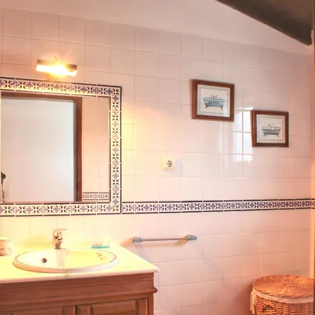 Hébergement de vacances Charming House In With Shared Pool