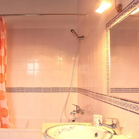 Charming House In With Shared Pool Vakantiehuis *
