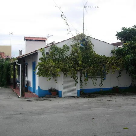 Charming House In With Shared Pool Vakantiehuis