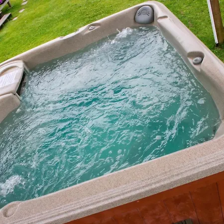 Vakantiehuis Charming House In With Shared Pool