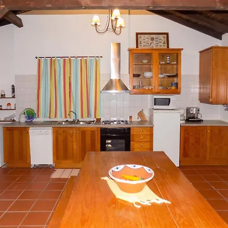 Charming House In With Shared Pool Vakantiehuis