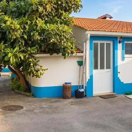 Vakantiehuis Charming House In With Shared Pool