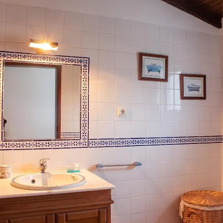 Vakantiehuis Charming House In With Shared Pool