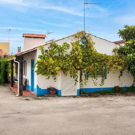 Charming House In With Shared Pool Vakantiehuis