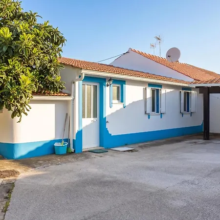 Vakantiehuis Charming House In With Shared Pool